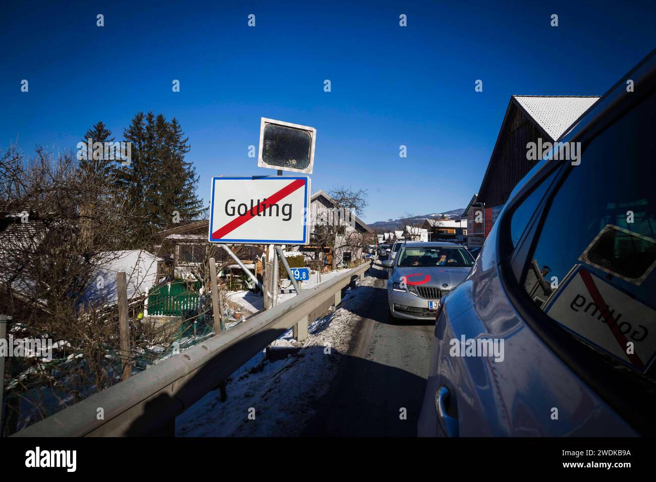 20.01.2024, Golling, AUT, Unterwegs in Salzburg, Stau, Vekehr, Tunnelsanierung, Symbolbild, Verschiedene Themenbilder, THEMENBILD - Stau und Blockabfertigung bei der Tunnelgruppe Werfen auf der Tauernautobahn A 10 zwischen der Autobahnanschlussstelle Golling und dem Knoten Pongau bei Bischofshofen mit der Festung Hohenwerfen, aufgenommen am 02.01.2022 in Werfen, Österreich // Traffic jam and block traffic clearance at the Werfen tunnel group on the Tauern motorway A 10 between the Golling motorway junction and the Pongau junction near Bischofshofen with Hohenwerfen Fortress, Werfen, Austria , Stock Photo