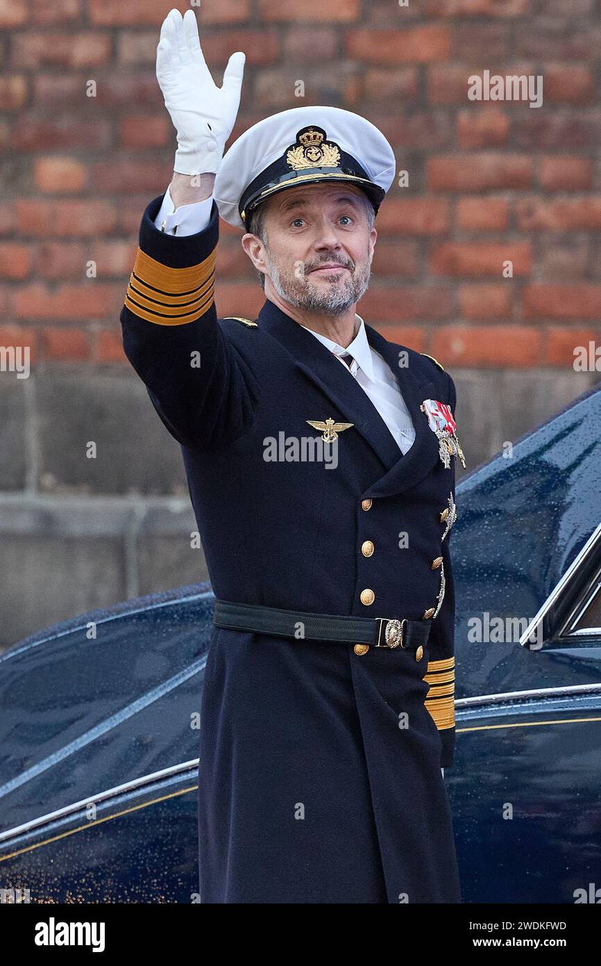 Aarhus Denmark 21st Jan 2024 King Frederik X Greets The Crowd After   Aarhus Denmark 21st Jan 2024king Frederik X Greets The Crowd After A Service On The Occasion Of The Change Of Throne In Denmark In Aarhus Cathedral Sunday January 21 2024 Its The First Public Appearance In Jutland By Denmarks New King And Queen Since The Change Of Throne Last Sunday Credit Ritzaualamy Live News 2WDKFWD 