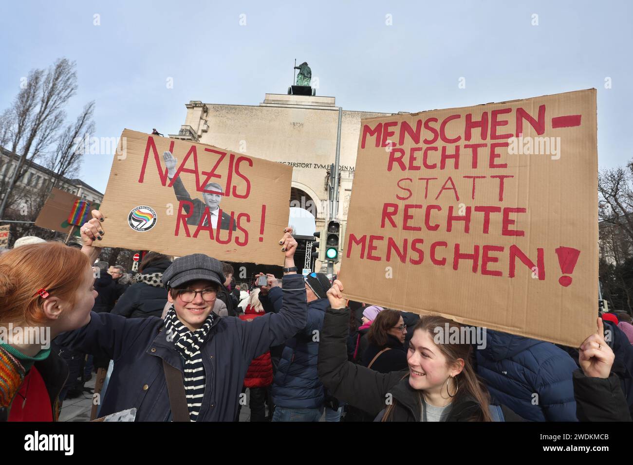 Munich, Germany. 21st Jan, 2024. Demonstrators hold signs in front of the Siegestor reading 'NAZIS RAUS' and 'MENSCHENRECHTE STATT RECHTE MENSCHEN'. Credit: Karl-Josef Hildenbrand/dpa/Alamy Live News Stock Photo
