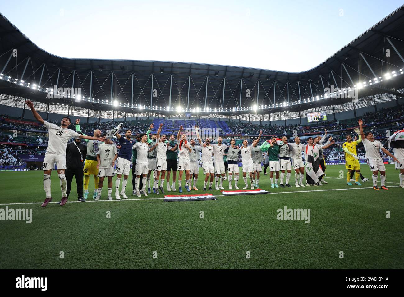 Osama Rashid Iraq soccer players celebrate win hi-res stock photography and images ...