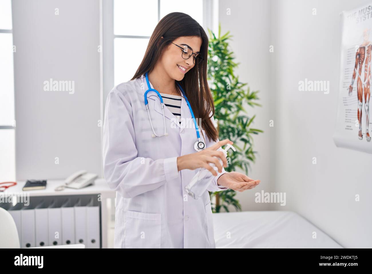 Doctor washing hands hispanic hi-res stock photography and images - Alamy