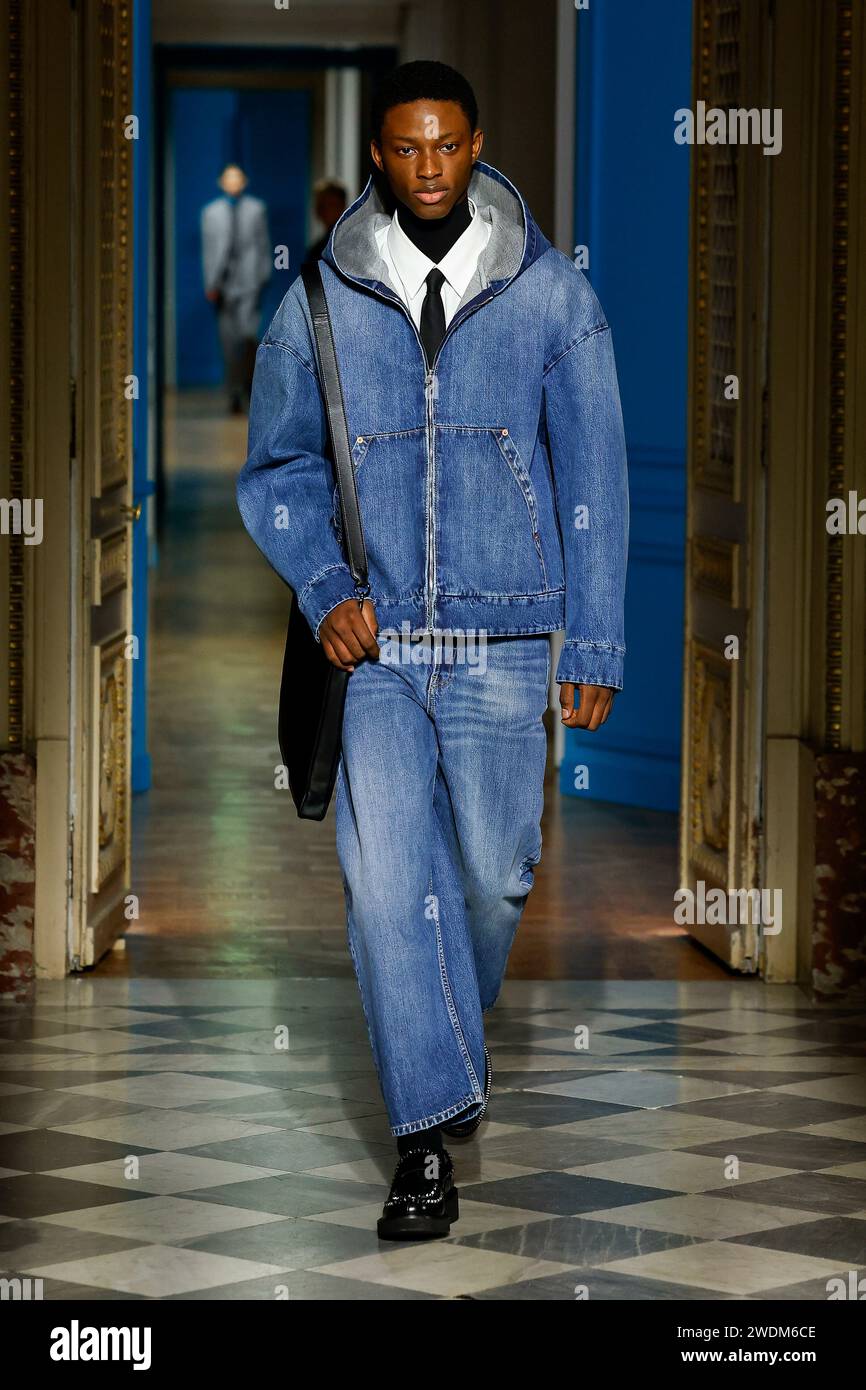 Paris, Frankreich. 20th Jan, 2024. VALENTINO Fall/Winter 20242025 Runway during Paris Fashion