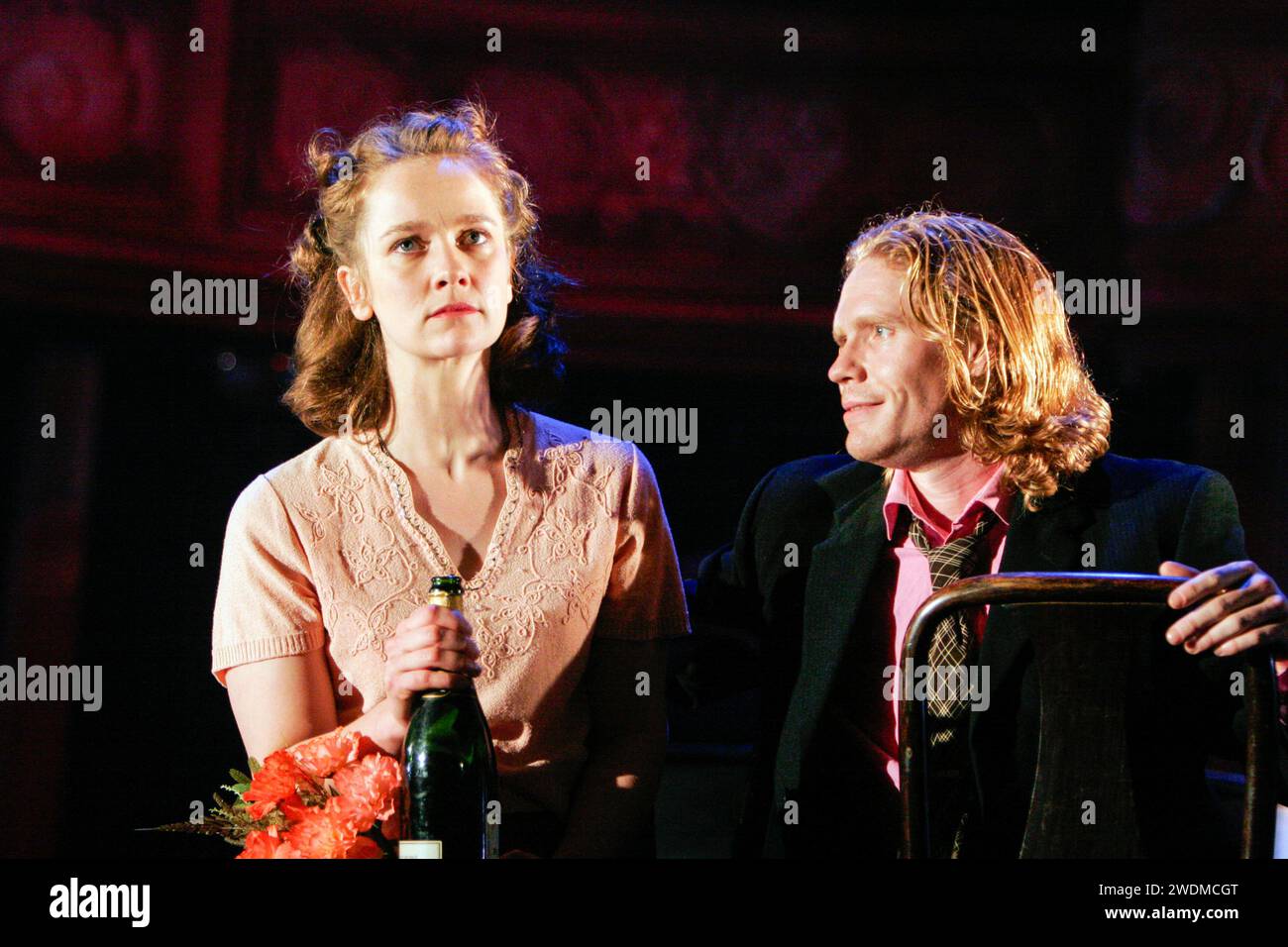 Poppy Miller (Ophelia), Michael Shaeffer (Laertes) in HAMLET by Shakespeare at the Royal Theatre, Northampton, England  22/03/2005  design: Laura Hopkins  lighting: Mark Jonathan  fights: Terry King  director: Rupert Goold Stock Photo