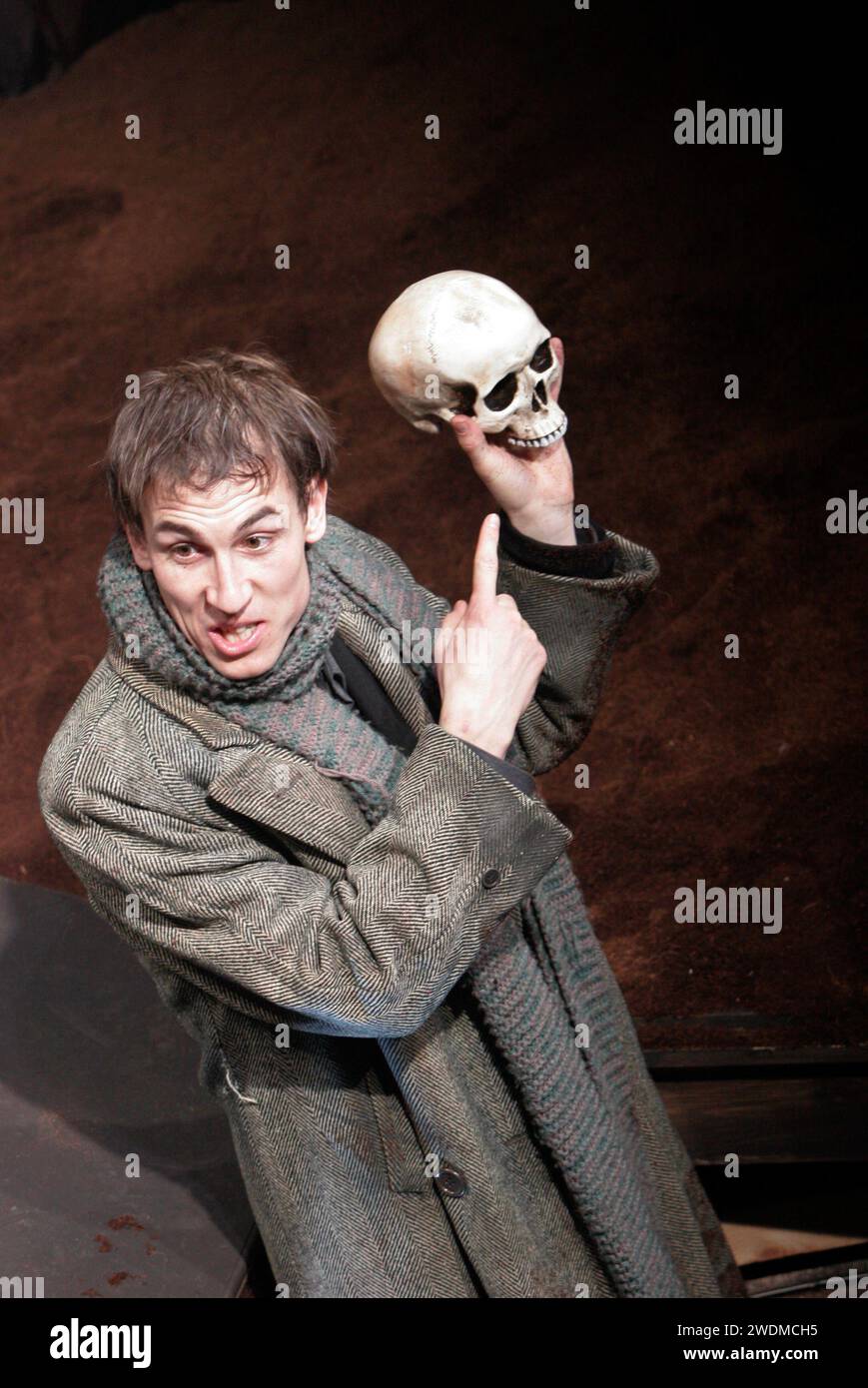 Tobias Menzies (Hamlet) with Yorick) in HAMLET by Shakespeare at the Royal Theatre, Northampton, England  22/03/2005  design: Laura Hopkins  lighting: Mark Jonathan  fights: Terry King  director: Rupert Goold Stock Photo