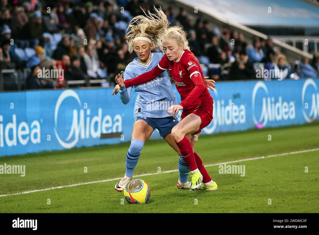 Manchester on Sunday 21st January 2024. Liverpools Grace Fisk battles with Cit'y Chloe Kelly during the Barclays FA Women's Super League match between Manchester City and Liverpool at the Joie Stadium, Manchester on Sunday 21st January 2024. (Photo: Chris Donnelly | MI News) Credit: MI News & Sport /Alamy Live News Stock Photo