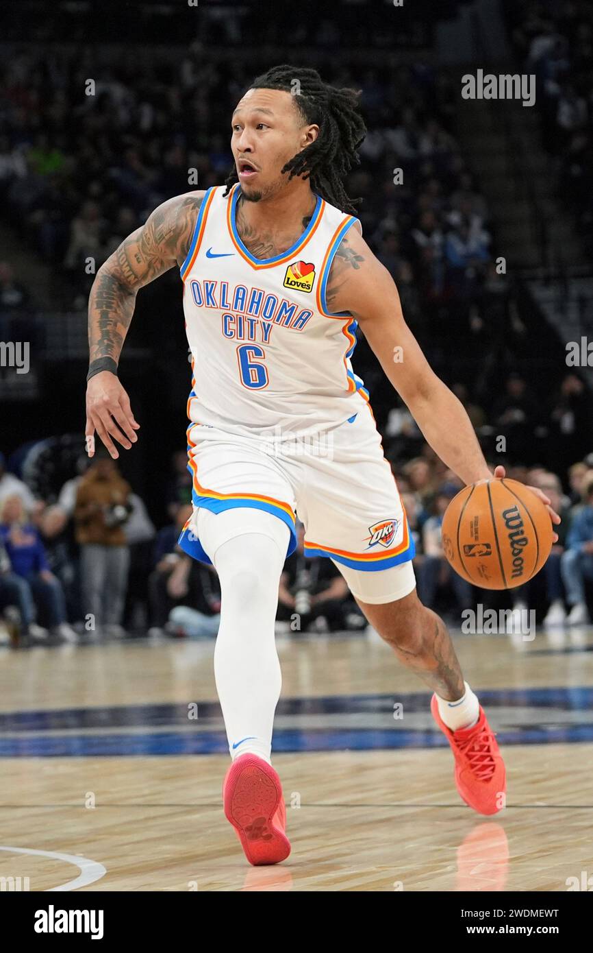 Oklahoma City Thunder forward Jaylin Williams (6) dribbles down the ...