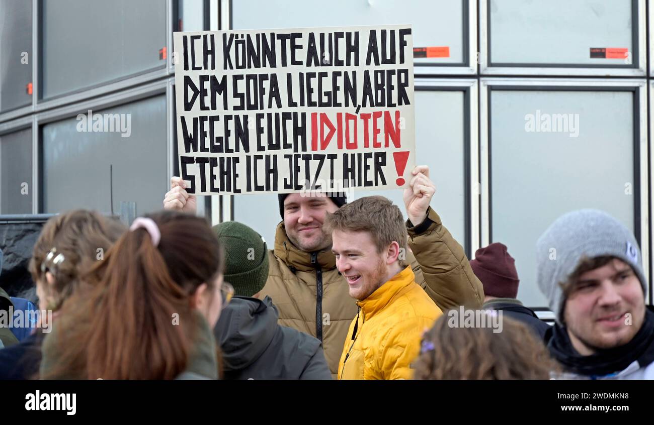 Zehntausende Demonstrieren In Oldenburg Und Hannover Gegen Rechts - Foto 10