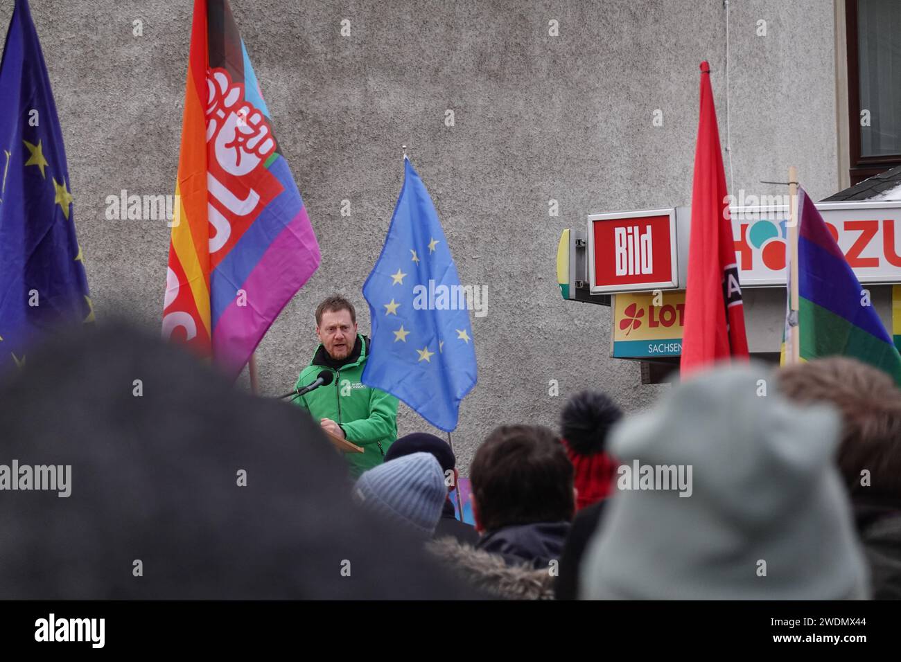 Der sächsische Ministerpräsident, Michael Kretschmer, redet auf einer Demonstration in Görlitz. Er trägt eine Grüne Jacke Stock Photo