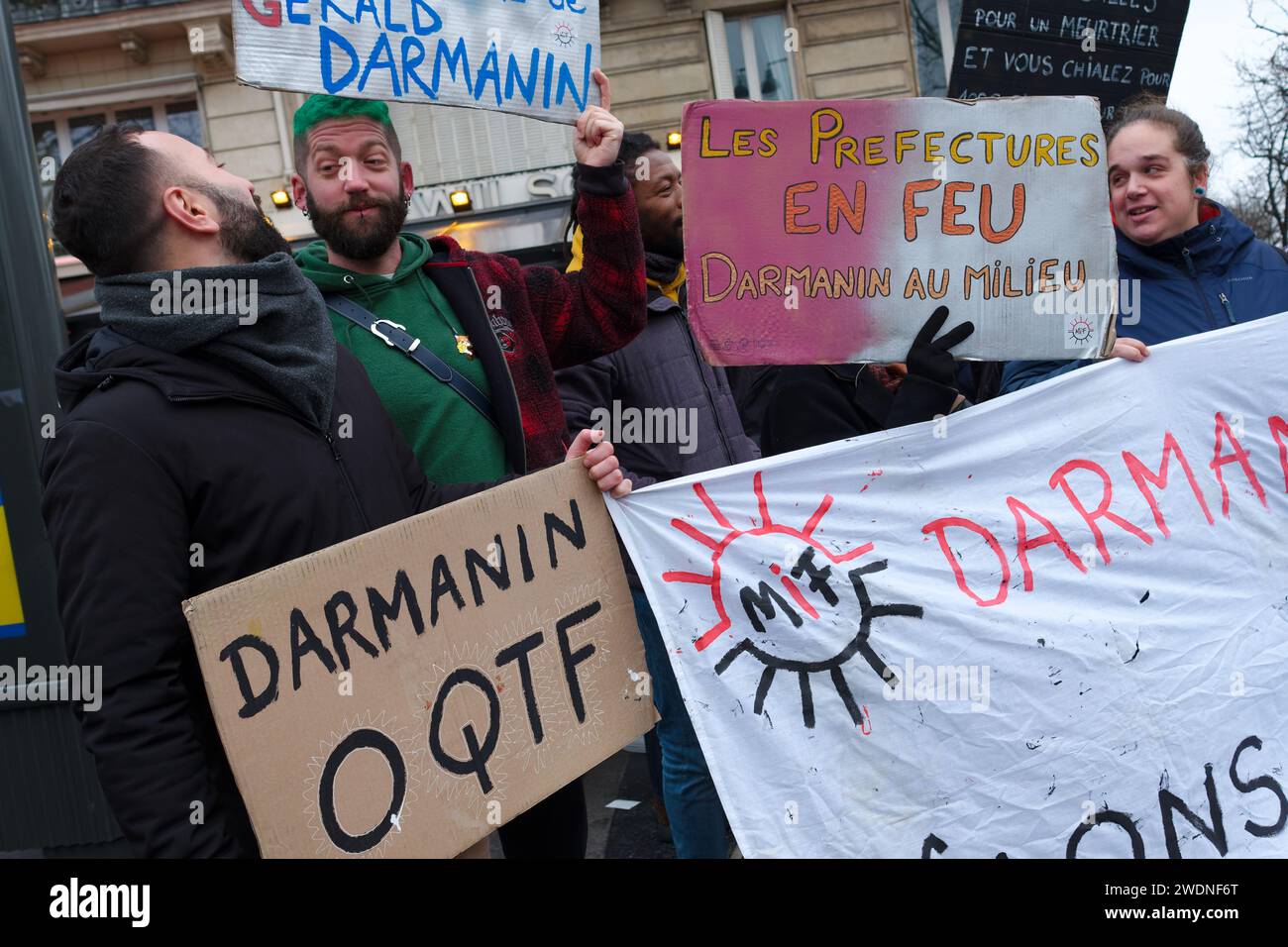 La gauche et les syndicats unis contre la loi immigration, dite loi Darmanin ont défilé du Trocadéro à la place de la concorde à Paris Stock Photo