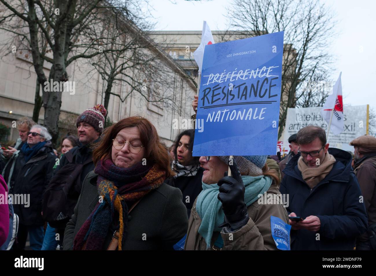 La gauche et les syndicats unis contre la loi immigration, dite loi Darmanin ont défilé du Trocadéro à la place de la concorde à Paris Stock Photo
