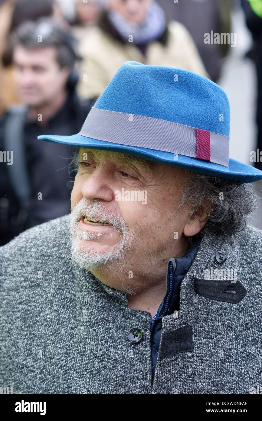 La gauche et les syndicats unis contre la loi immigration, dite loi Darmanin ont défilé du Trocadéro à la place de la concorde à Paris Stock Photo