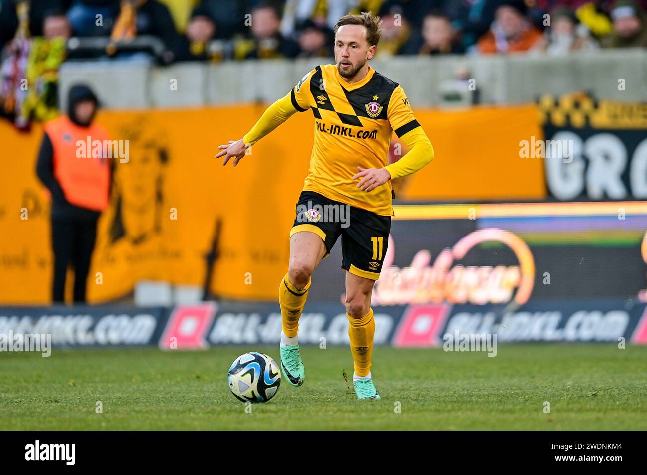 Dresden, Deutschland. 20th Jan, 2024. Lucas Cueto (Dresden, 11) am Ball, Freisteller, Einzelbild, Aktion, Action, 20.01.2024, Dresden (Deutschland), Fussball, 3. Liga, SG Dynamo Dresden - SV Sandhausen, DFB/DFL REGULATIONS PROHIBIT ANY USE OF PHOTOGRAPHS AS IMAGE SEQUENCES AND/OR QUASI-VIDEO. Credit: dpa/Alamy Live News Stock Photo