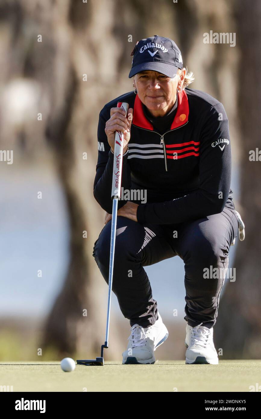 Annika Sorenstam lines up her putt on the 18th green during the final