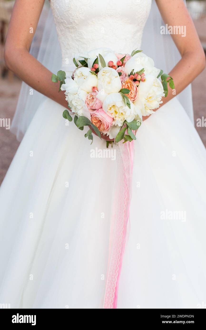 wedding bouquet, white peony and david austin Stock Photo - Alamy