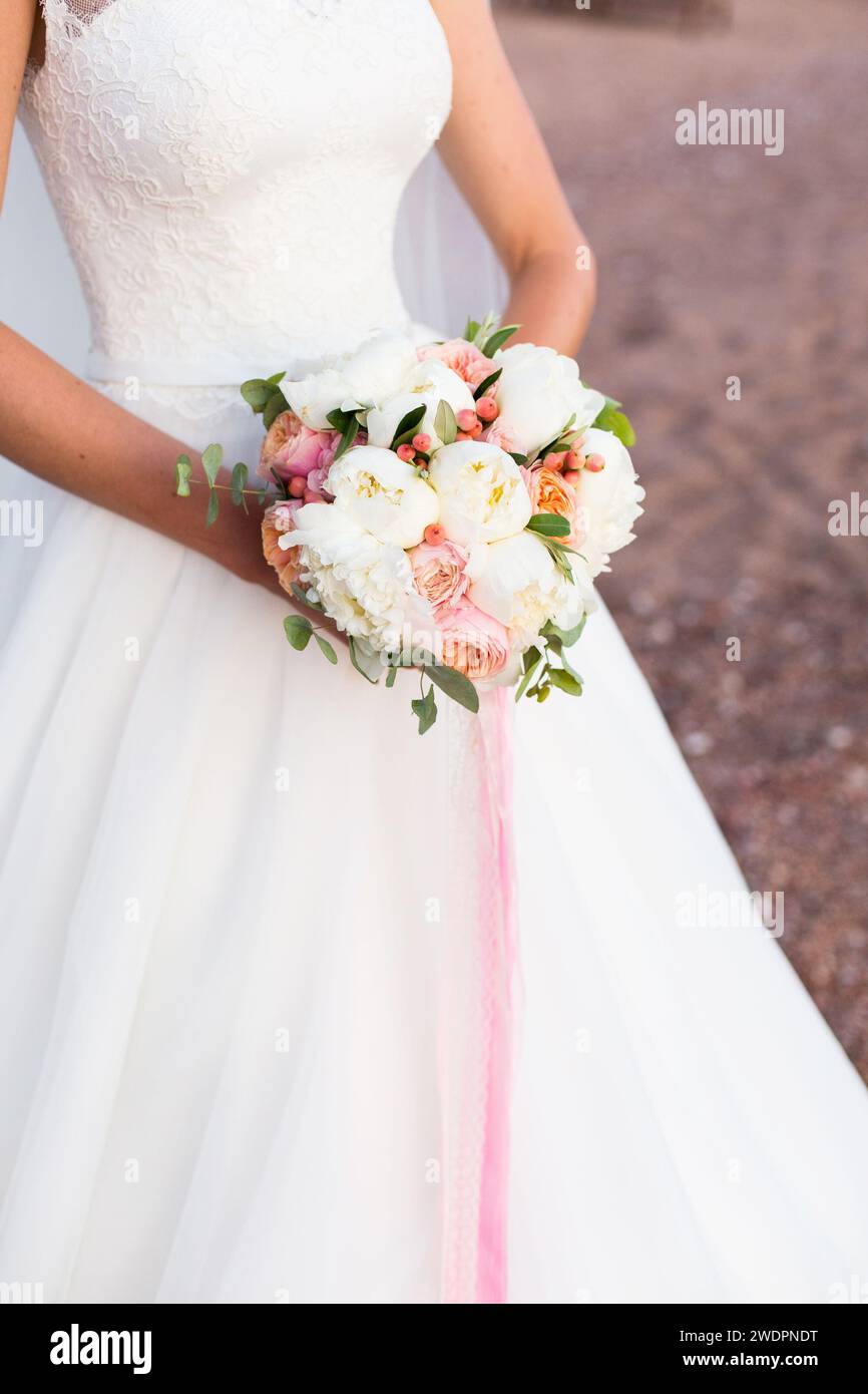 wedding bouquet, white peony and david austin Stock Photo - Alamy