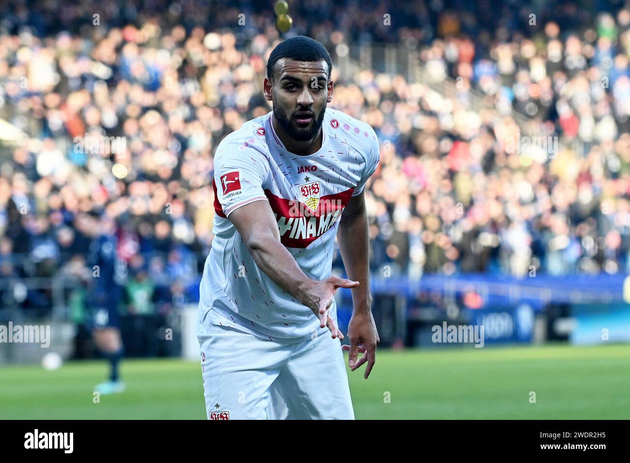 Bochum, Deutschland. 20th Jan, 2024. Fussball; Spieltag 18; 1. Bundesliga; Saison 20223/2024; VfL Bochum gegen VfB Stuttgart am 20.01.2024 in Bochum. UBz: 04 Joshua Vagnoman, VfB Stuttgart. Wirft Gegenstände vom Spielfeld die im Rahmen der Fanproteste von Zuschauern auf den Platz geworfen wurden. Credit: dpa/Alamy Live News Stock Photo