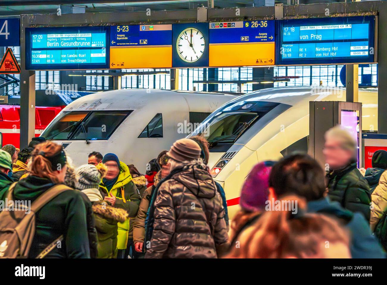 ICE im Hauptbahnhof, Reisende, nächster Streik der GDL ab Mittwoch ...