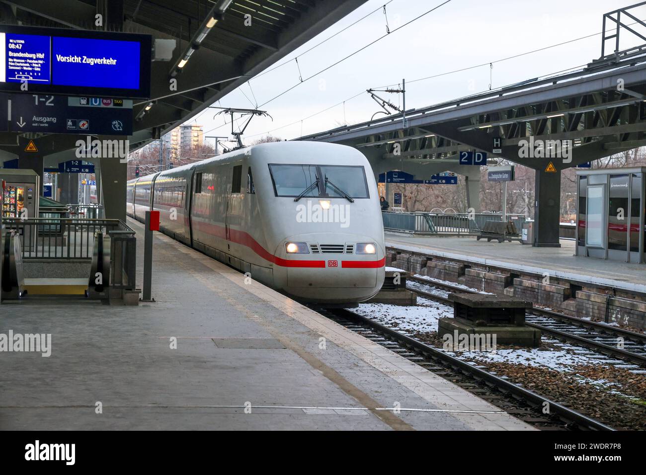 Bahnhof Berlin Zoologischer Garten. Durchfahrt eines Intercity Express