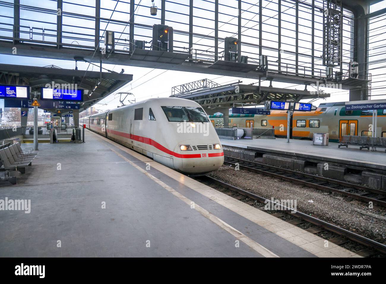Bahnhof Berlin Zoologischer Garten. Durchfahrt eines Intercity Express