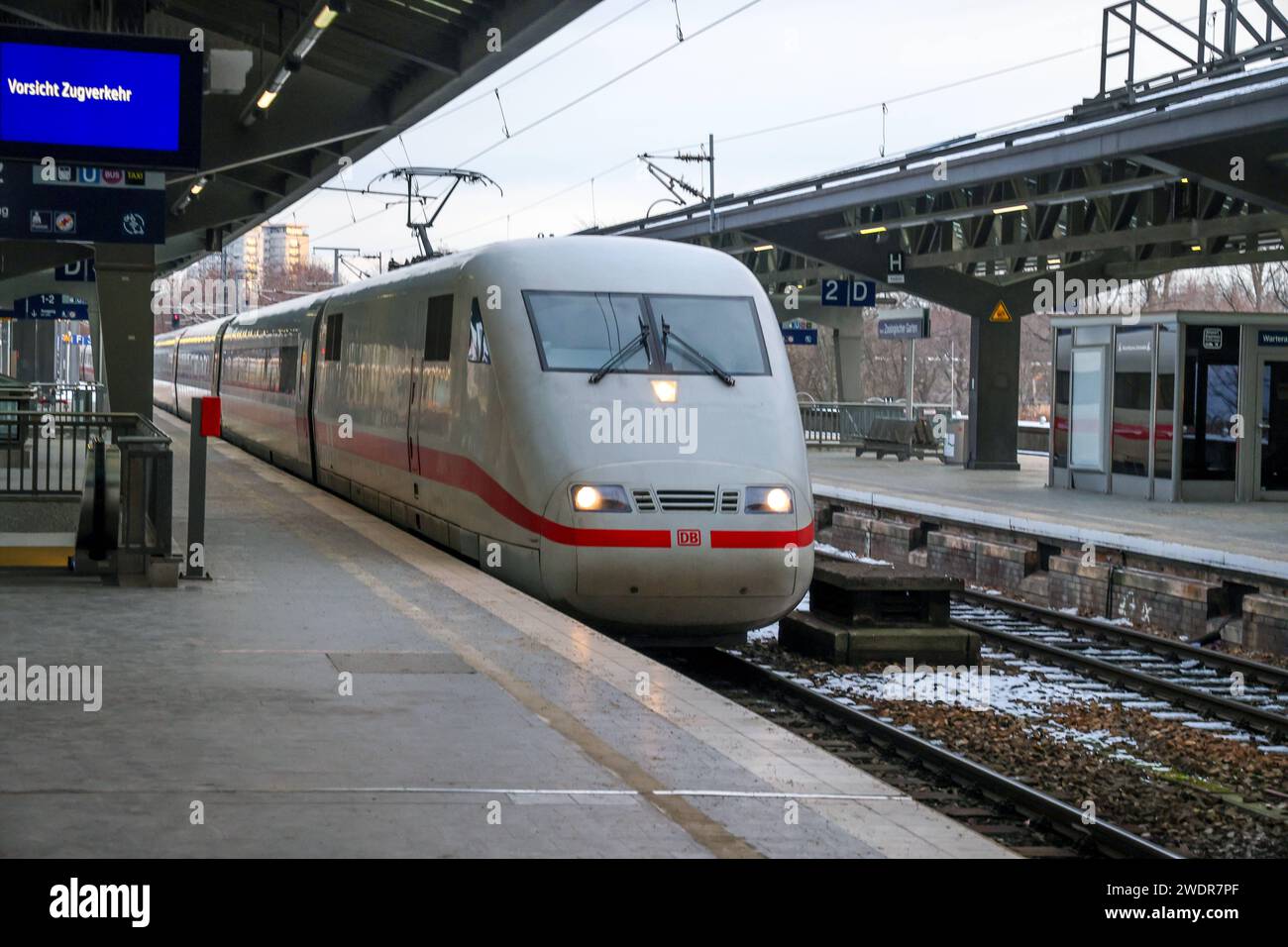 Bahnhof Berlin Zoologischer Garten. Durchfahrt eines Intercity Express