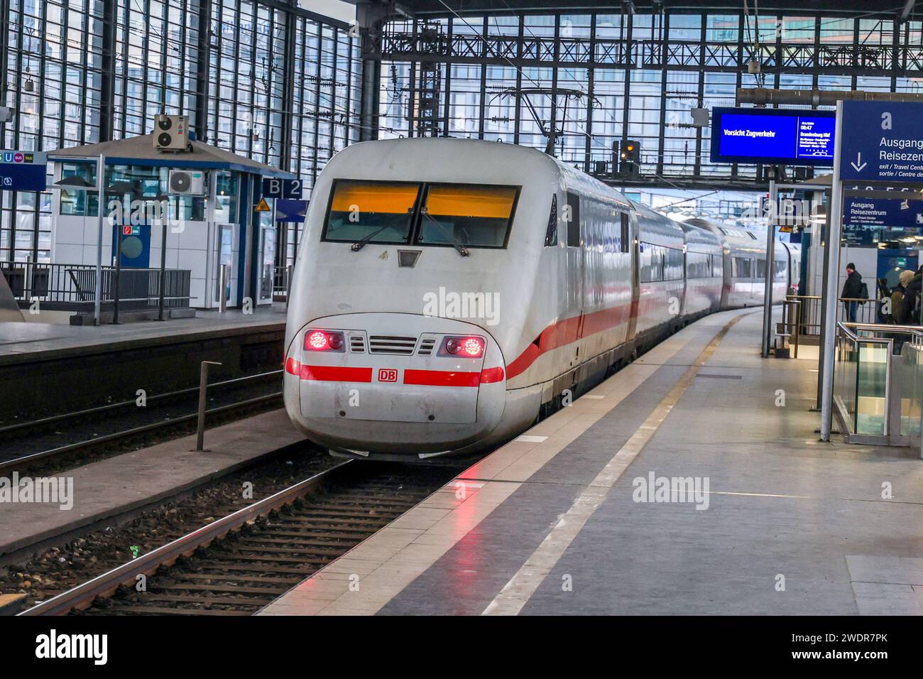 Bahnhof Berlin Zoologischer Garten. Durchfahrt eines Intercity Express