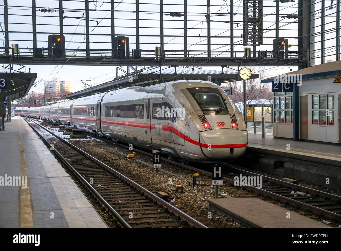 Bahnhof Berlin Zoologischer Garten. Durchfahrt eines Intercity Express
