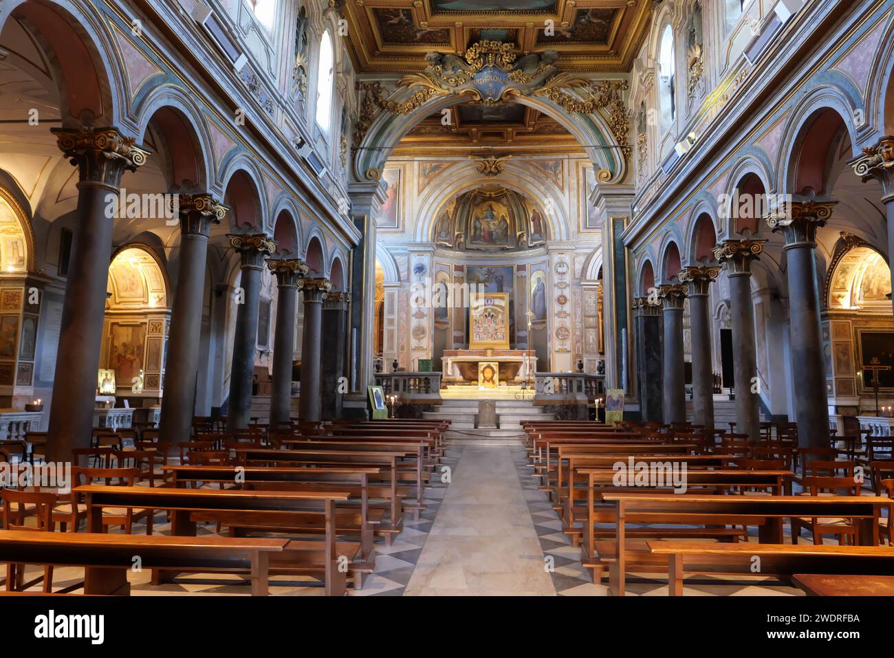 THE CENTRAL NAVE OF THE BASILICA SAN BARTOLOMEO ALL'ISOLA Stock Photo ...