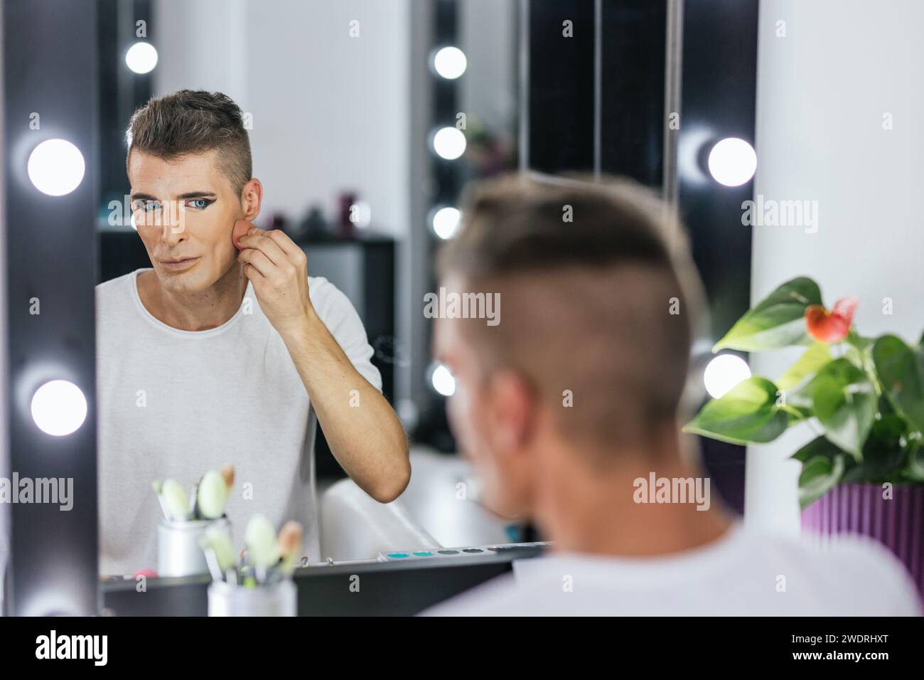 Man Using Cosmetics Men using makeup hi-res stock photography and images - Alamy