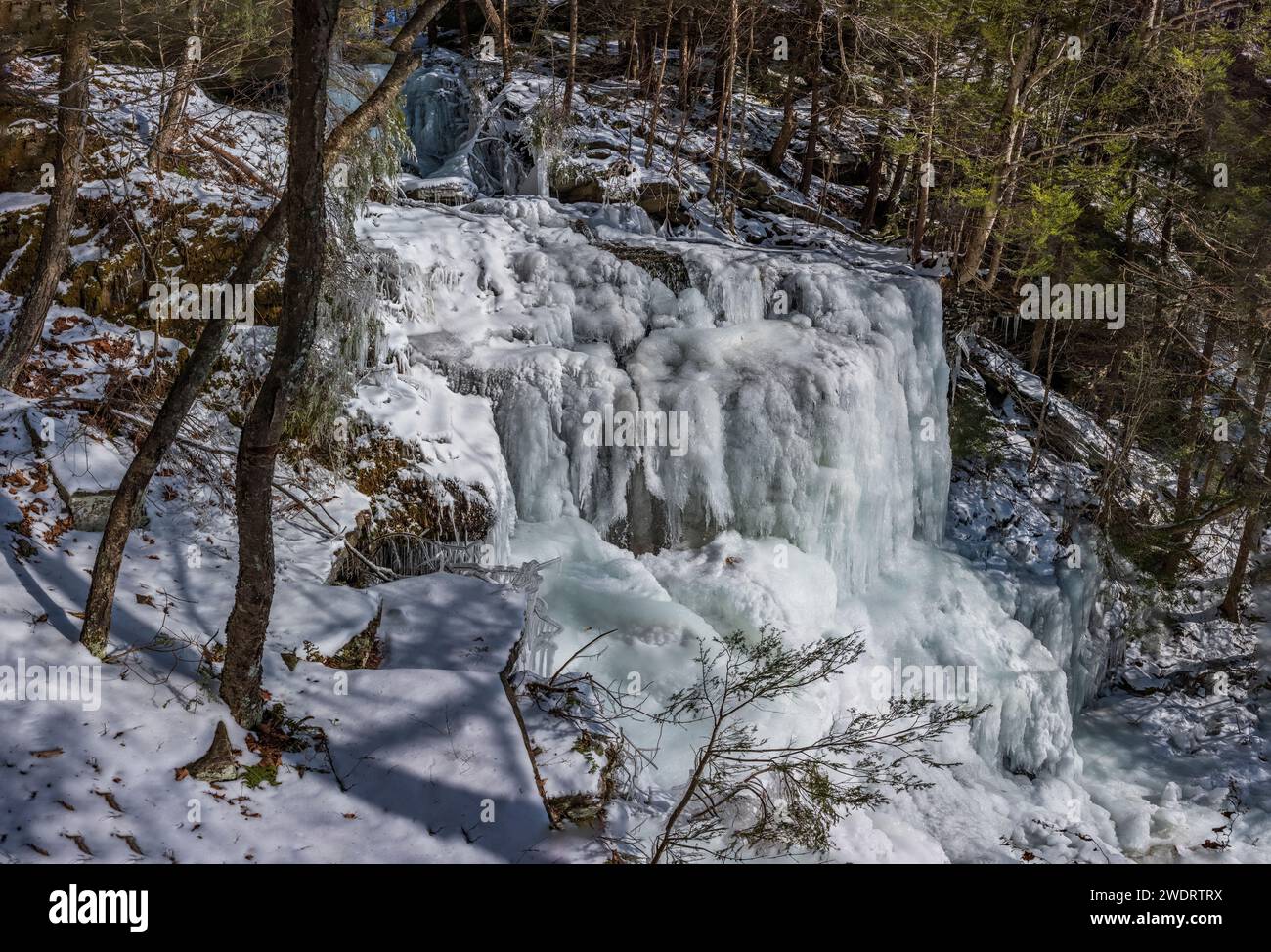 The Bouchoux Trail near Long Eddy NY is a 5.5-mile hiking path that hugs the Delaware River, photographed under a few inches of snow during the winter Stock Photo