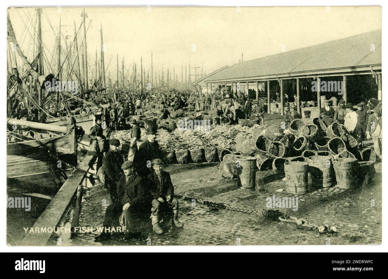Original Edwardian era postcard of Yarmouth fish wharf,, selling herring from the quay, baskets of fish known as 'silver darlings' loaded with fish were known as 'crens'  Great Yarmouth, Norfolk,, U.K. Dated / posted 1906 Stock Photo