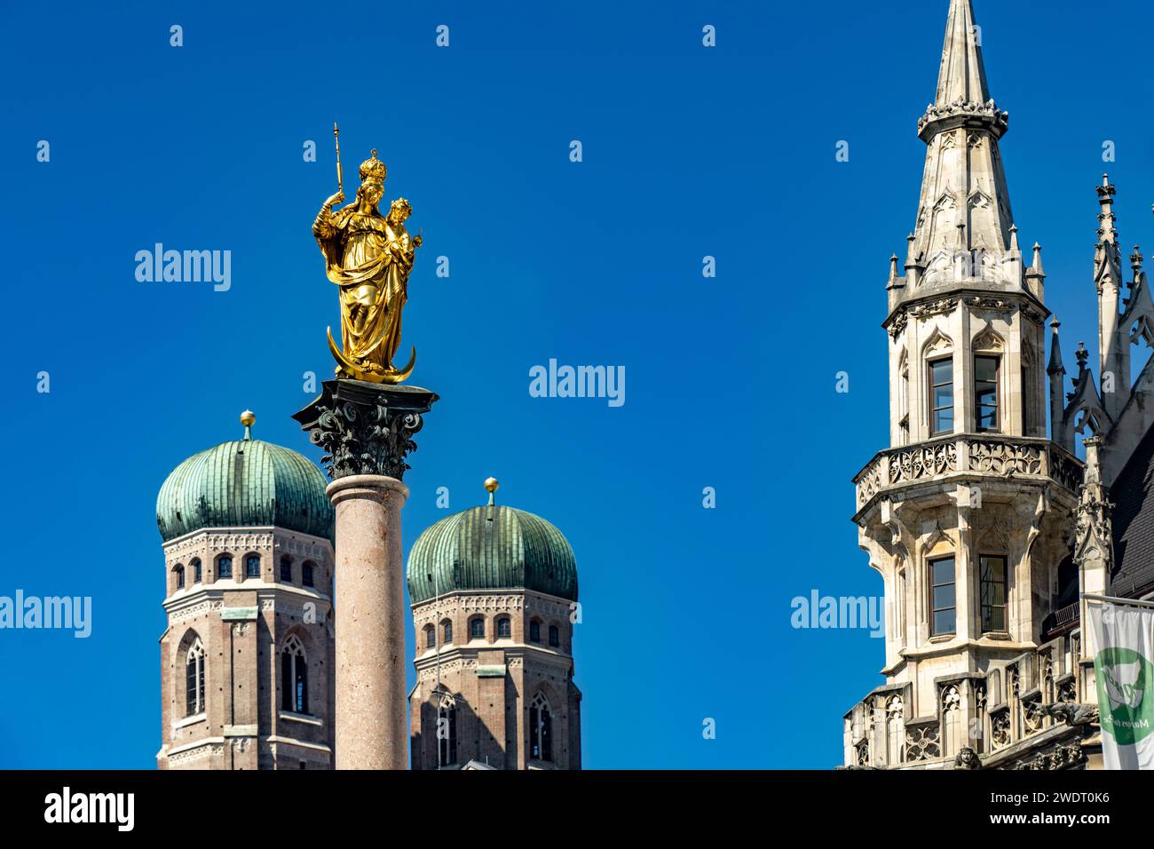 Marienstatue auf der Mariensäule und die Tuerme von Frauenkirche und neuem Rathaus in Muenchen, Bayern, Deutschland  |  Virgin Mary atop the Mariensäu Stock Photo