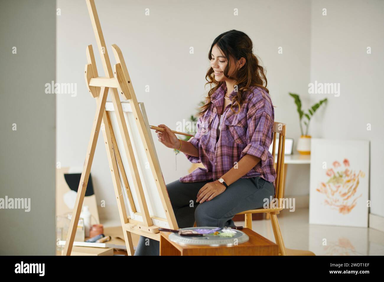 Girl painting on canvas in art class hi-res stock photography and ...