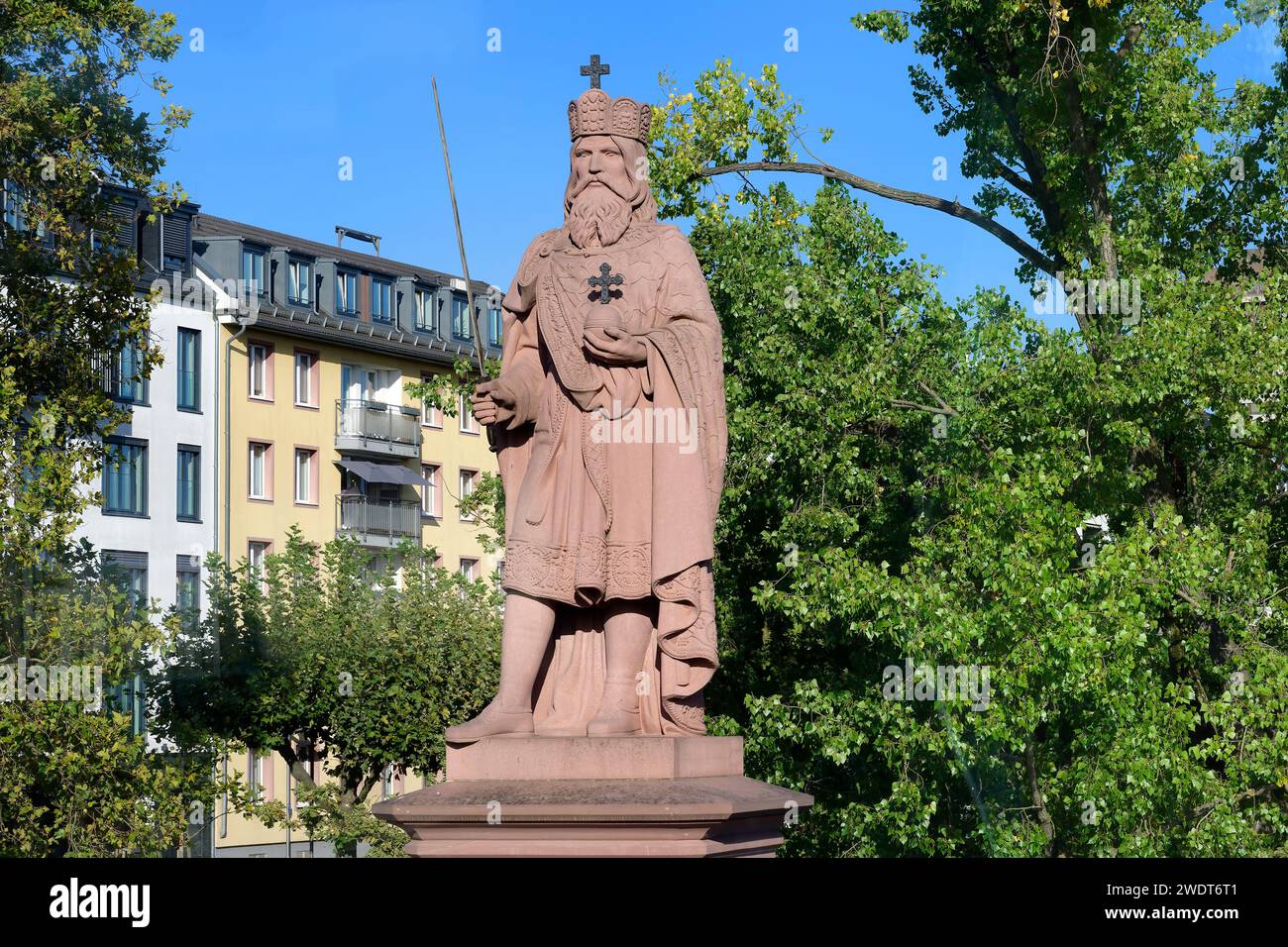 Charlemagne statue hi-res stock photography and images - Alamy
