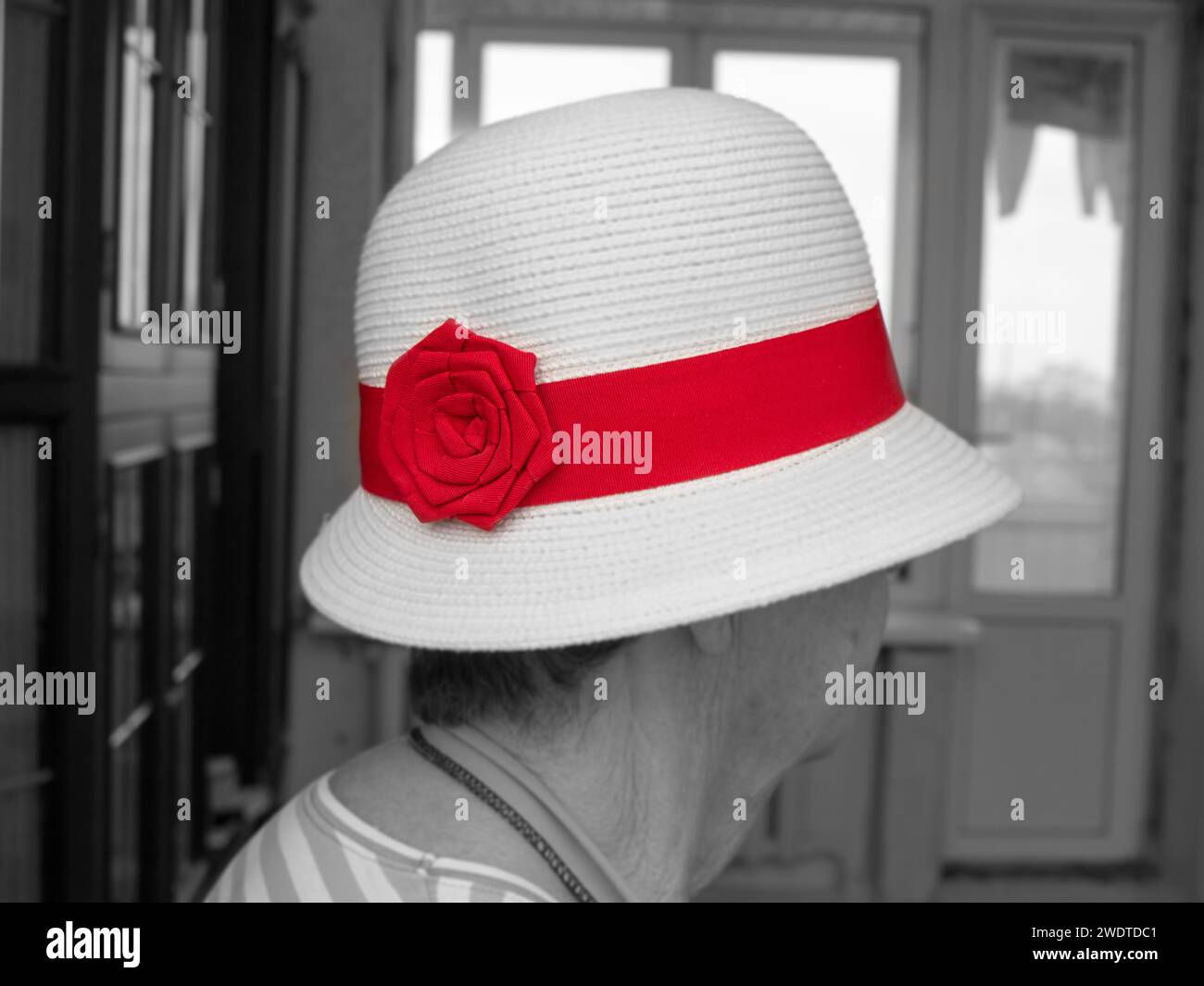 Woman straw hat profile hi-res stock photography and images - Alamy