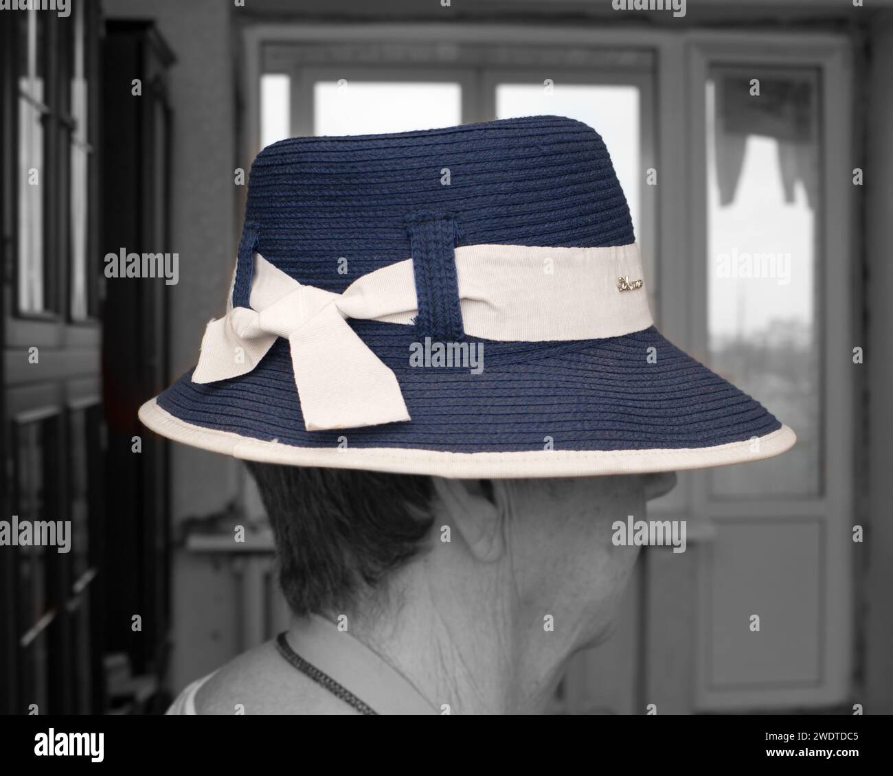 Woman straw hat profile hi-res stock photography and images - Alamy