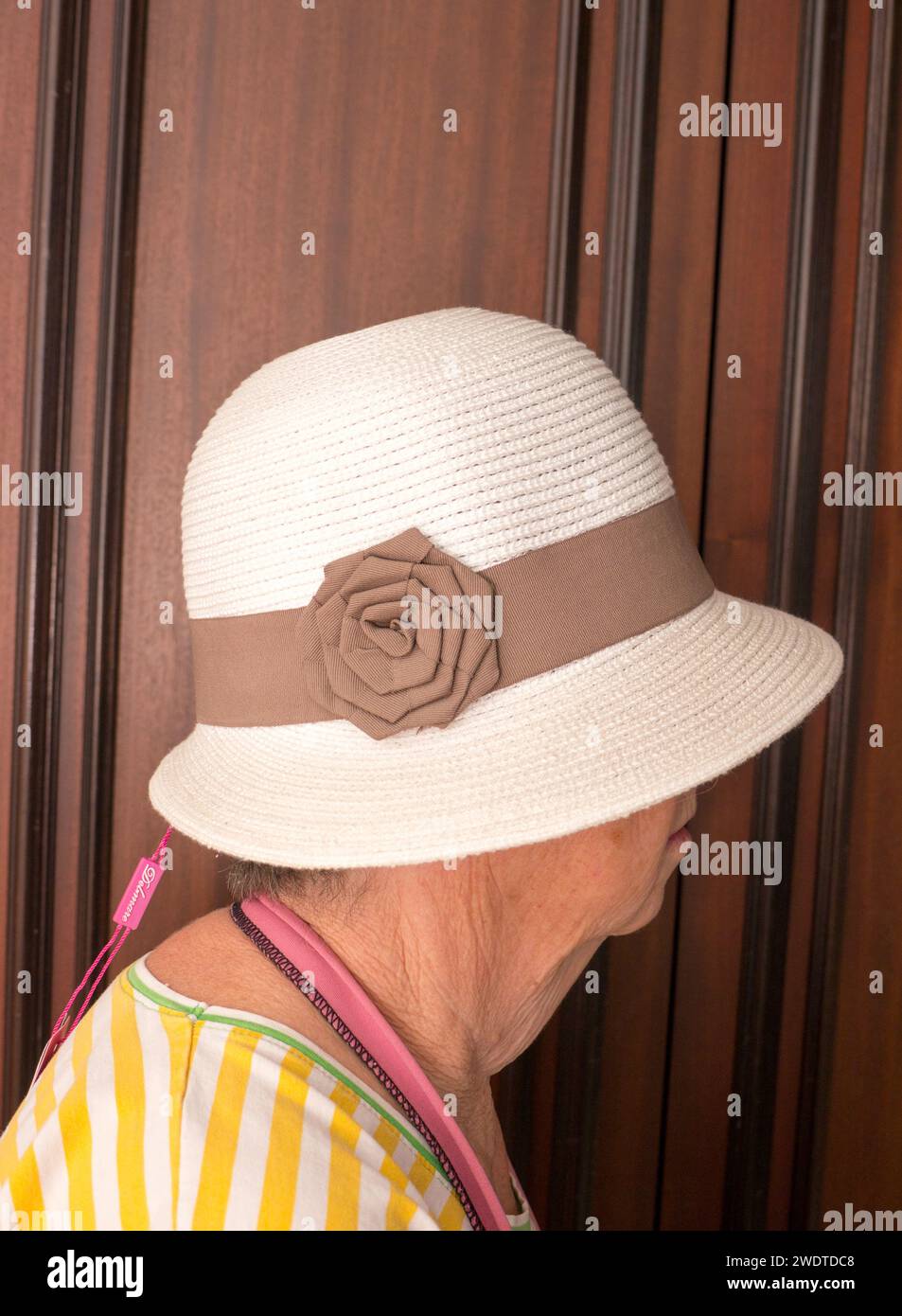 Woman straw hat profile hi-res stock photography and images - Alamy