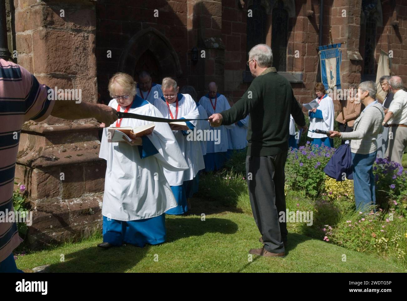 Church Clipping Ceremony St Peters Church, Edgmond, Shropshire Uk 2015.  The congregation hold hands in a circle around the whole of the church, if they can, they did just with the use of belts and ropes to complete the unbroken circle.  England 2010s HOMER SYKES Stock Photo