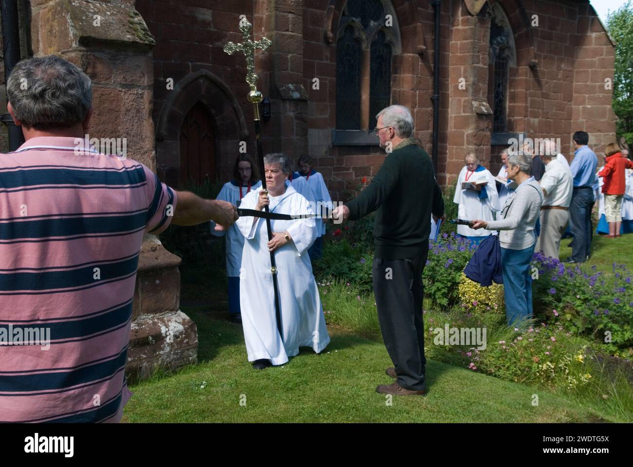 Church Clipping Ceremony St Peters Church, Edgmond, Shropshire Uk 2015.  The congregation hold hands in a circle around the whole of the church, if they can, they did just with the use of belts and ropes to complete the unbroken circle.  England 2010s HOMER SYKES Stock Photo