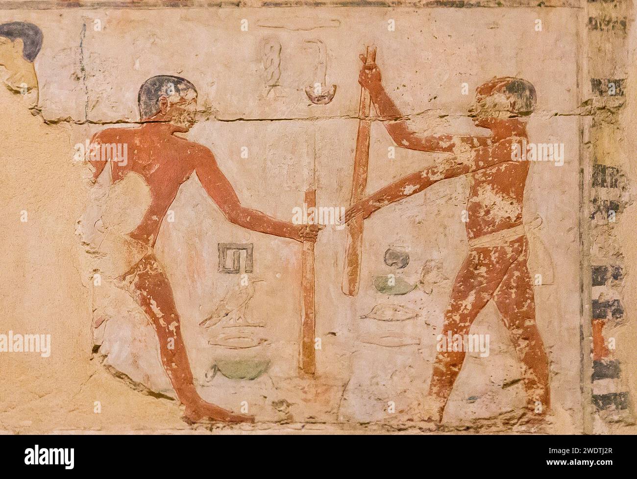 Egypt, Saqqara, tomb of Ty, bakery scenes : Pound grains. Stock Photo