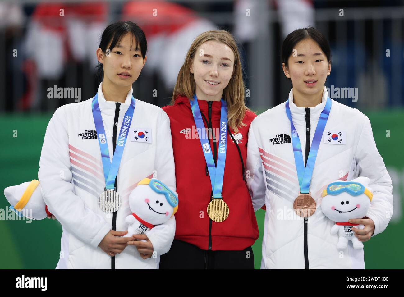Gangneung, South Korea. 22nd Jan, 2025. Silver medalist Kang Minji (L