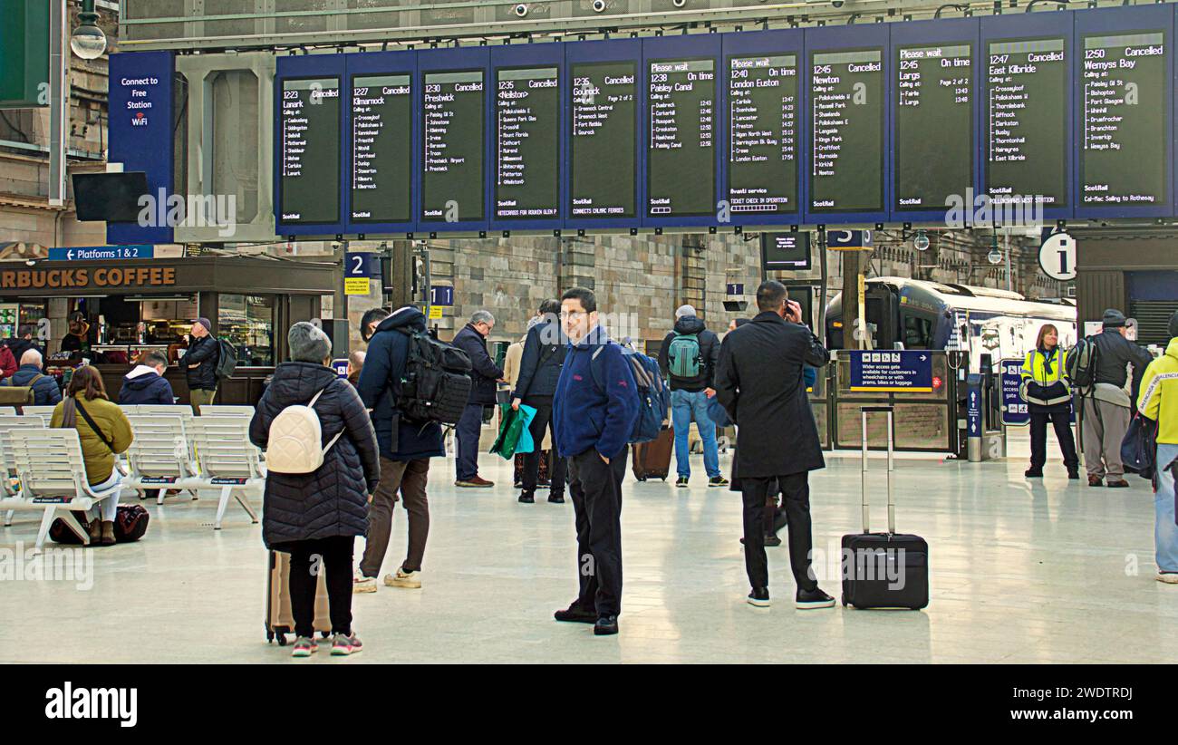 Glasgow, Scotland, UK.  22nd January, 2024. UK Weather: Storm Isha trains cancelled in glasgow central station with massive queue for london train. Credit Gerard Ferry/Alamy Live News Stock Photo