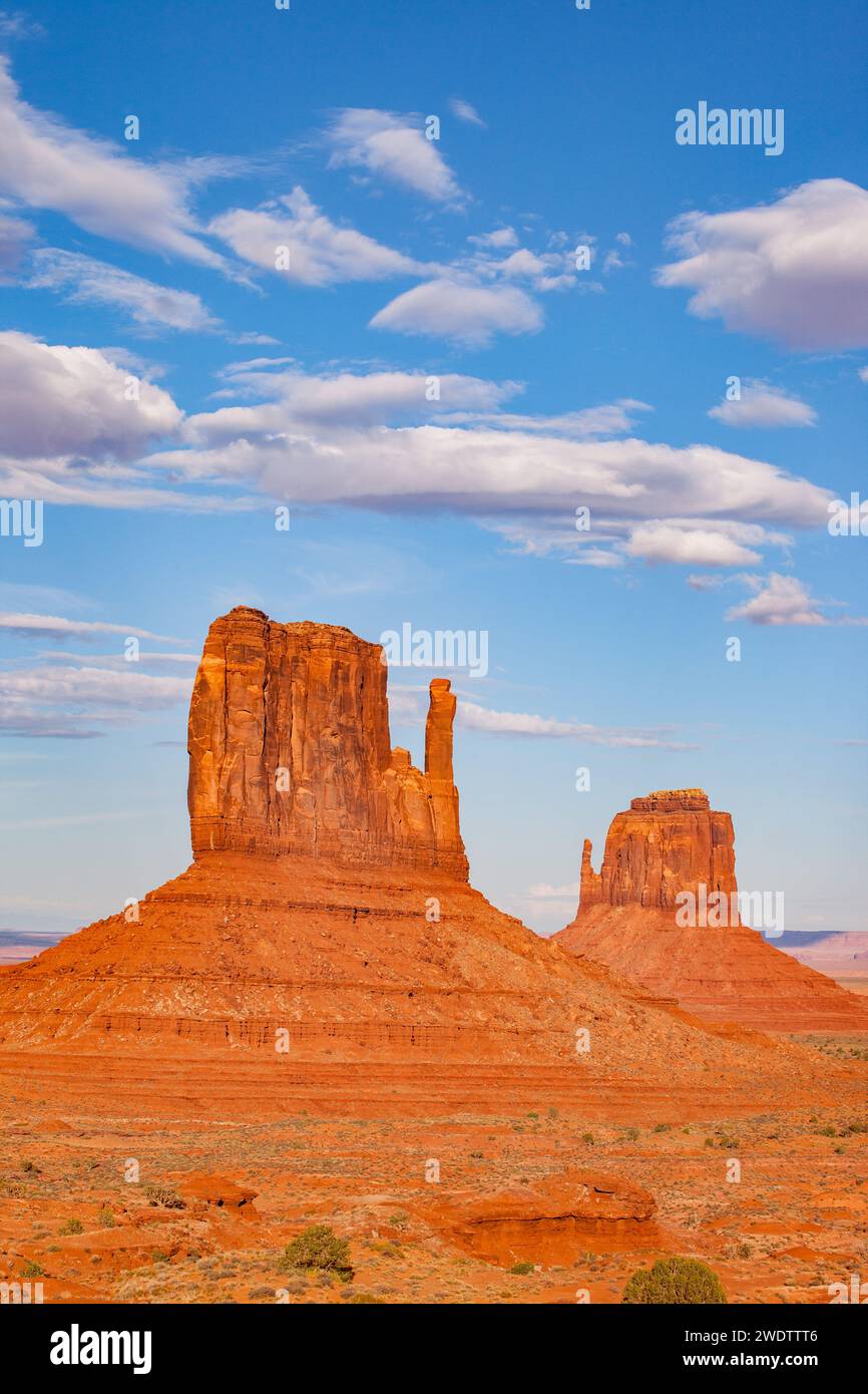The Mittens, iconic sandstone buttes in the Monument Valley Navajo ...