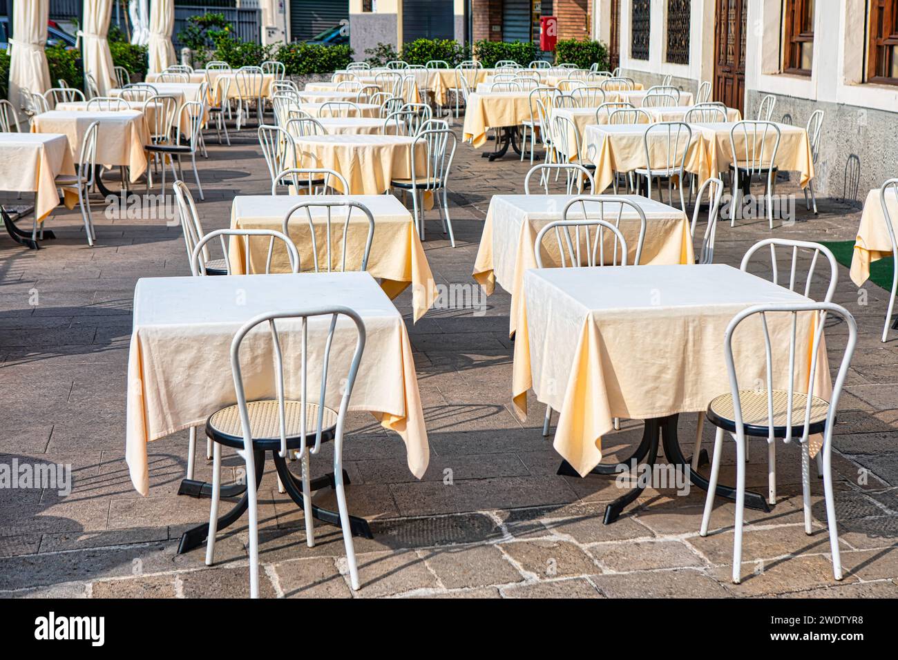 Alfresco pavement cafe terrace hi-res stock photography and images - Alamy