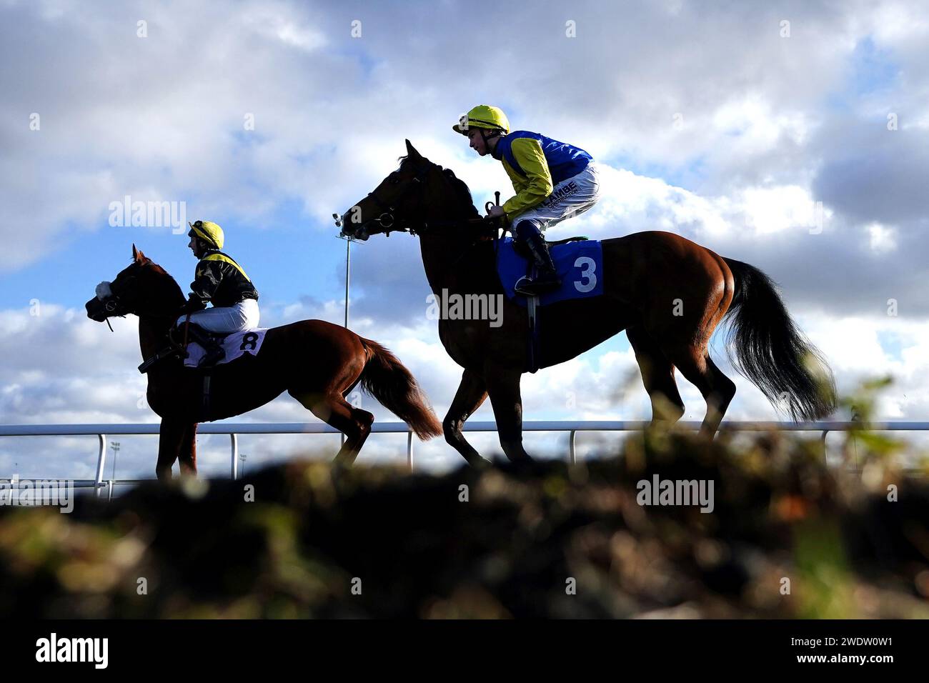 Hannahs Story ridden by jockey Gina Mangan (left) and Arnaz ridden by jockey Billy Loughnane ahead of the Unibet Zero% Mission Maiden Stakes at Kempton Park Racecourse, Sunbury-on-Thames. Picture date: Monday January 22, 2024. Stock Photo
