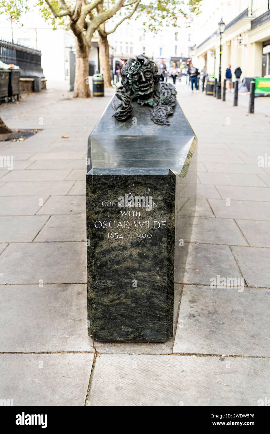 'A Conversation with Oscar Wilde', bench-like outdoor sculpture by Maggi Hambling dedicated to Irish writer Oscar Wilde, London city center, UK Stock Photo