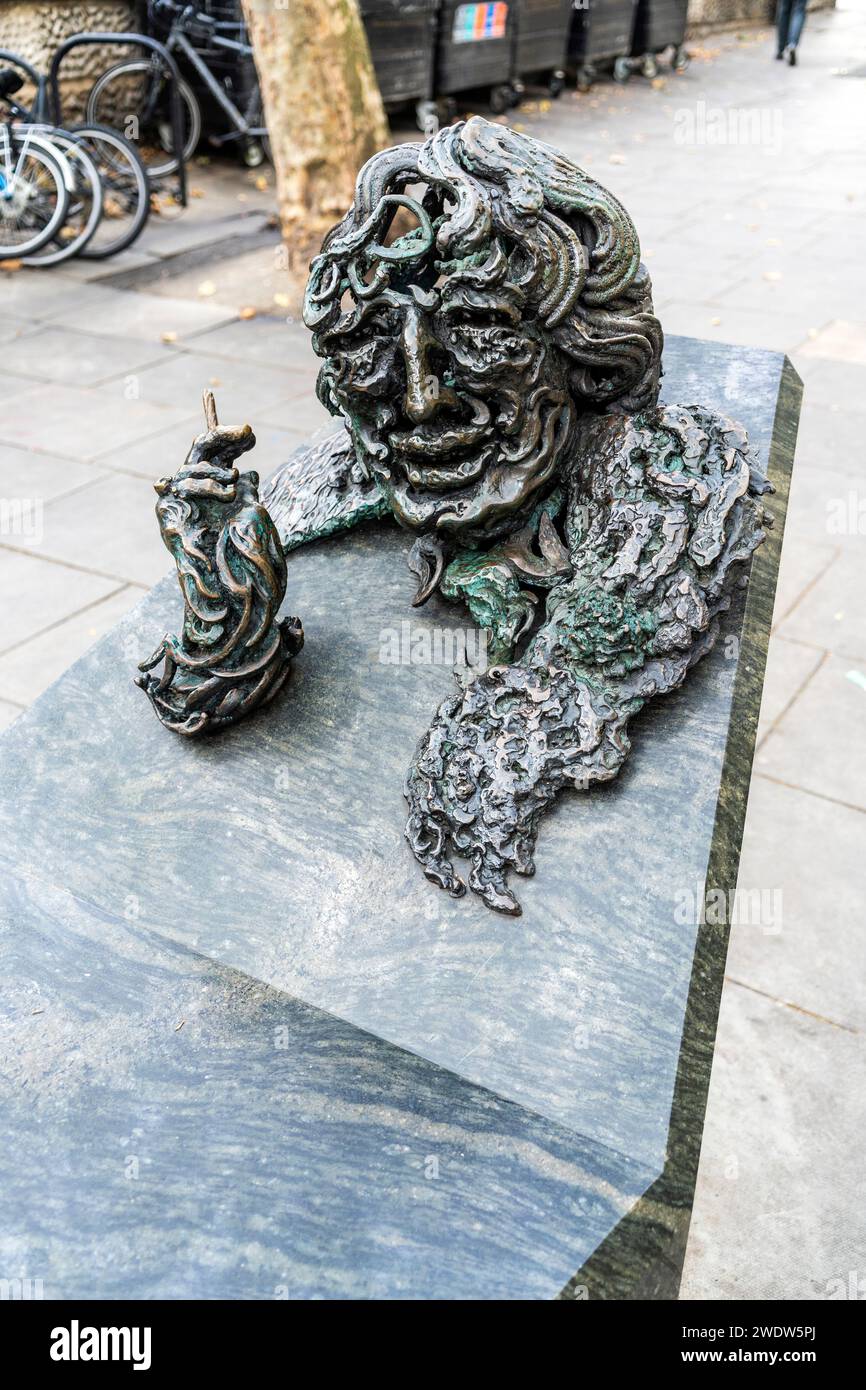 'A Conversation with Oscar Wilde', bench-like outdoor sculpture by Maggi Hambling dedicated to Irish writer Oscar Wilde, London city center, UK Stock Photo
