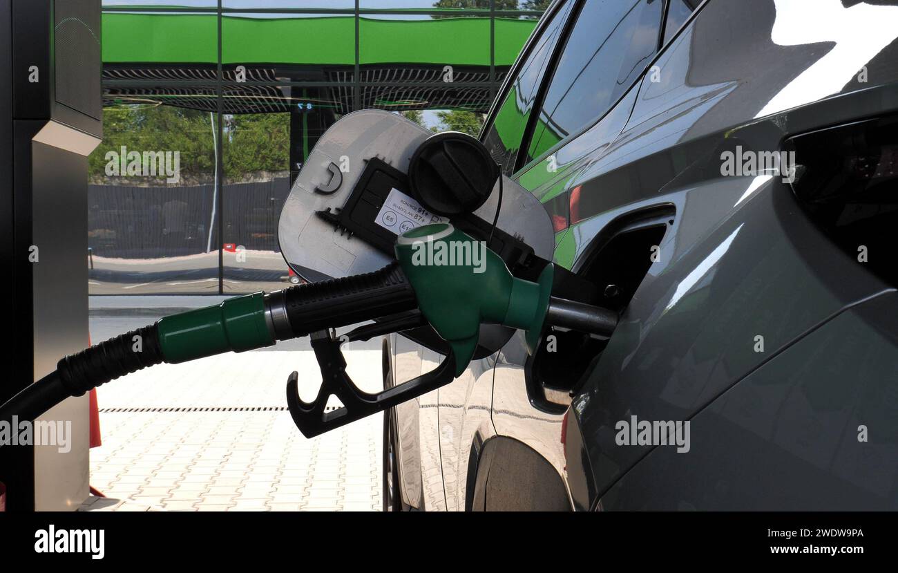 A Woman Got Naked While Waiting For Her Tank To Be Filled At A Gas