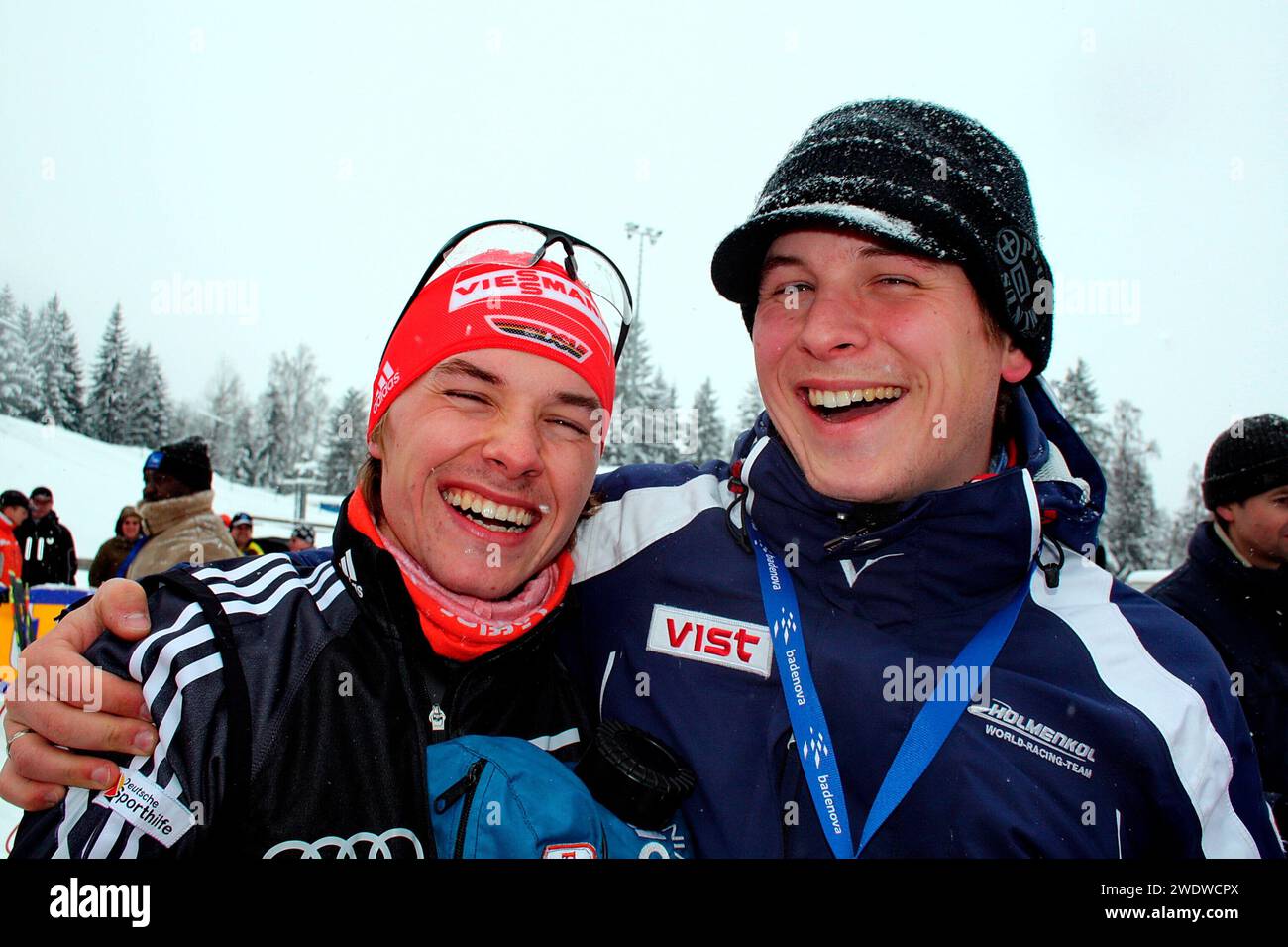 Fabian Rießle (links) von der SZ Breitnau wird beim Lauftraining von Bruder Philipp Rießle gecoach - beide freuen sich über den JWM-Titel bei Junioren-Weltmeisterschaft 2010 in Hinterzarten Stock Photo