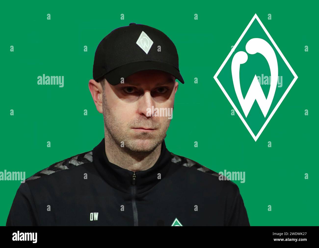 Im hintergrund das logo des vereins auf grunen hintergrund hi-res stock ...