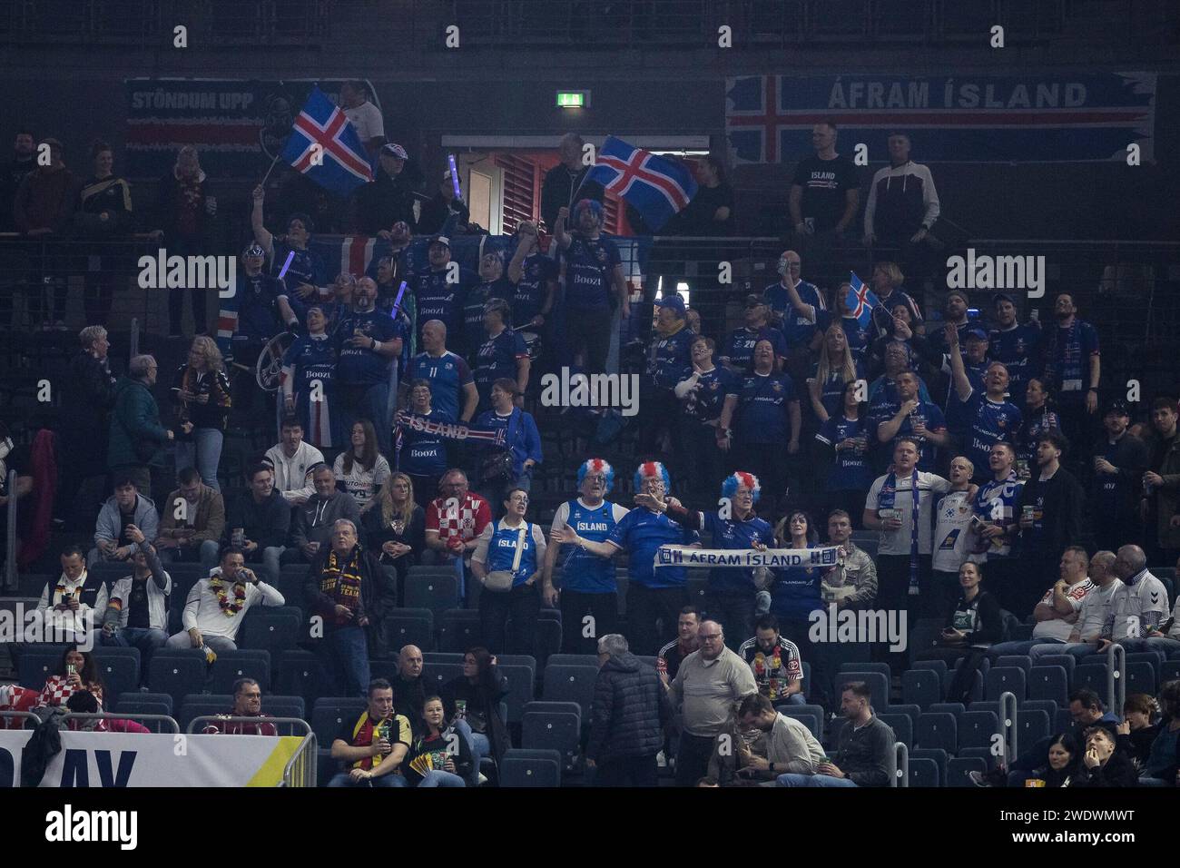 isl-ndische-fans-singen-das-fanlied-mit-men-s-ehf-euro-2024-kroatien